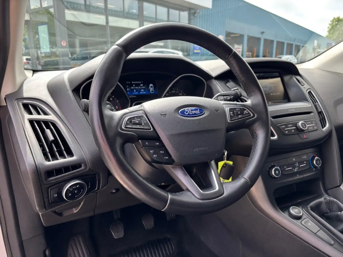 Ford Focus 1.5 TDCI TREND AIRCO NAVI PDC. Grau - 2