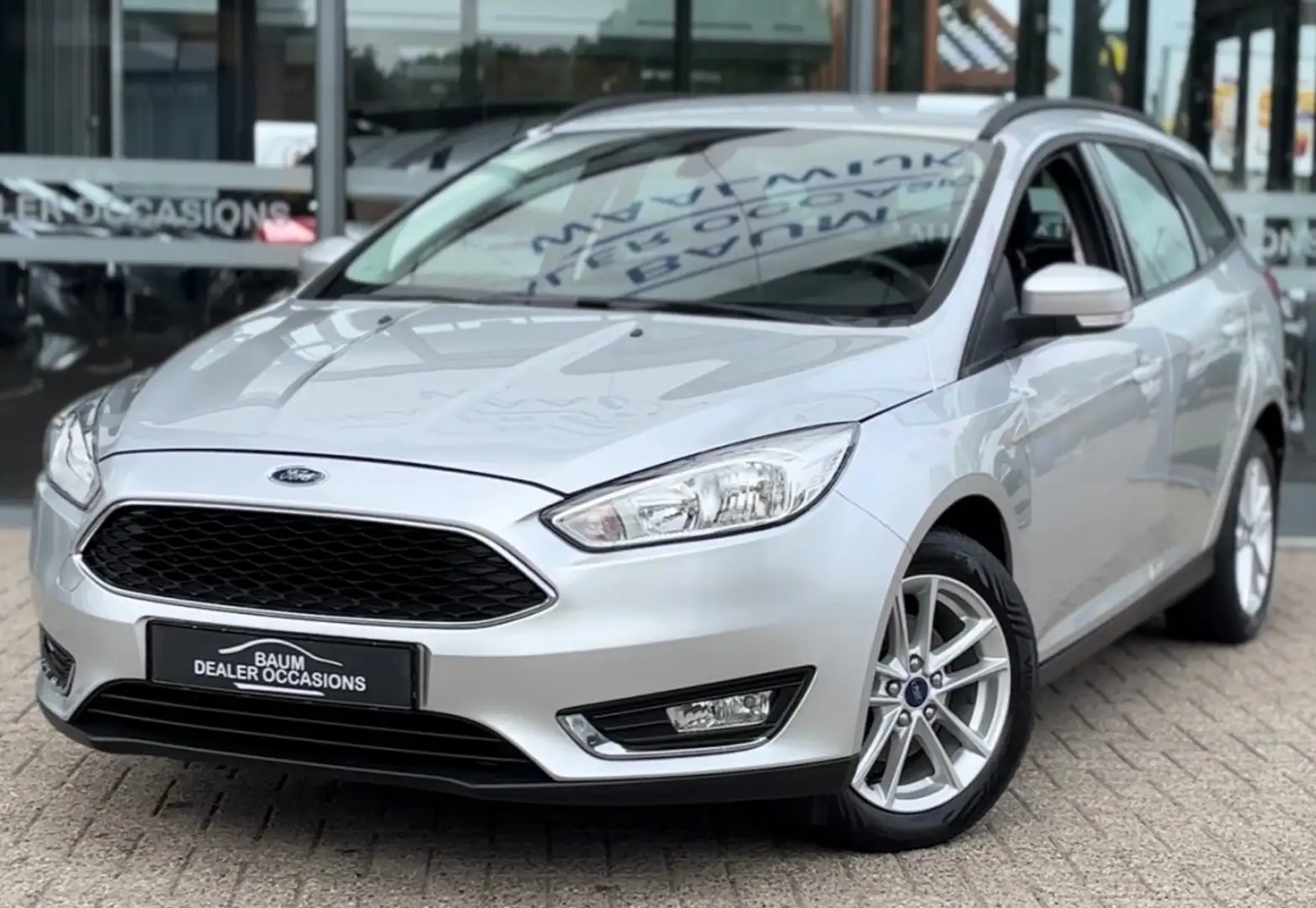 Ford Focus 1.5 TDCI TREND AIRCO NAVI PDC. Grau - 1