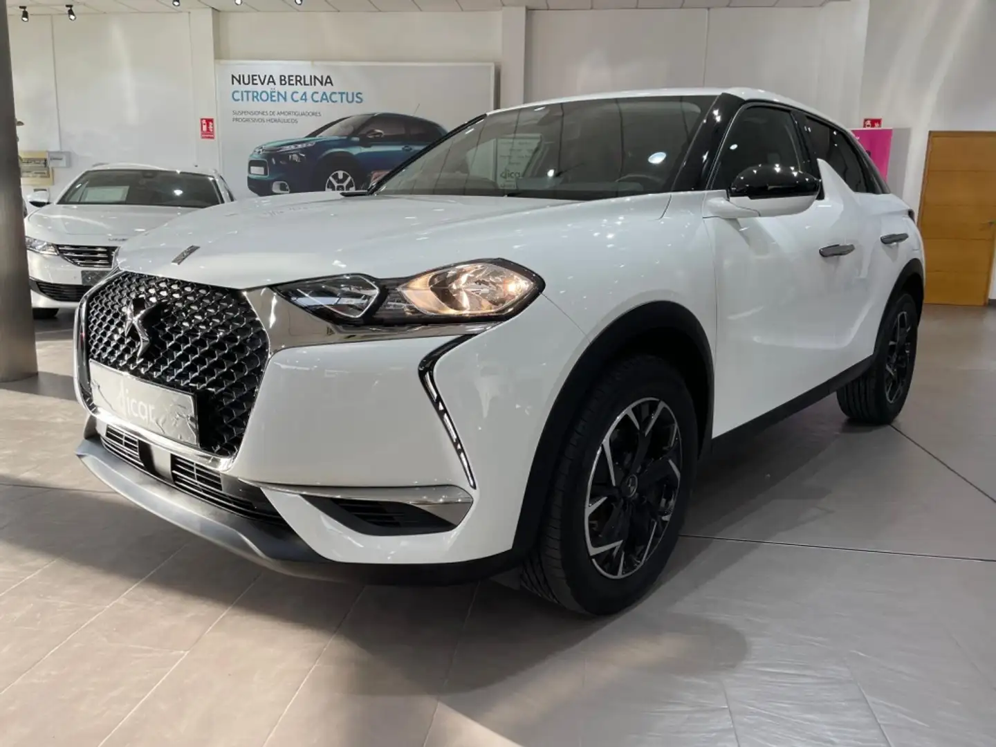 DS Automobiles DS 3 Crossback BlueHDi So Chic 100 Blanco - 2
