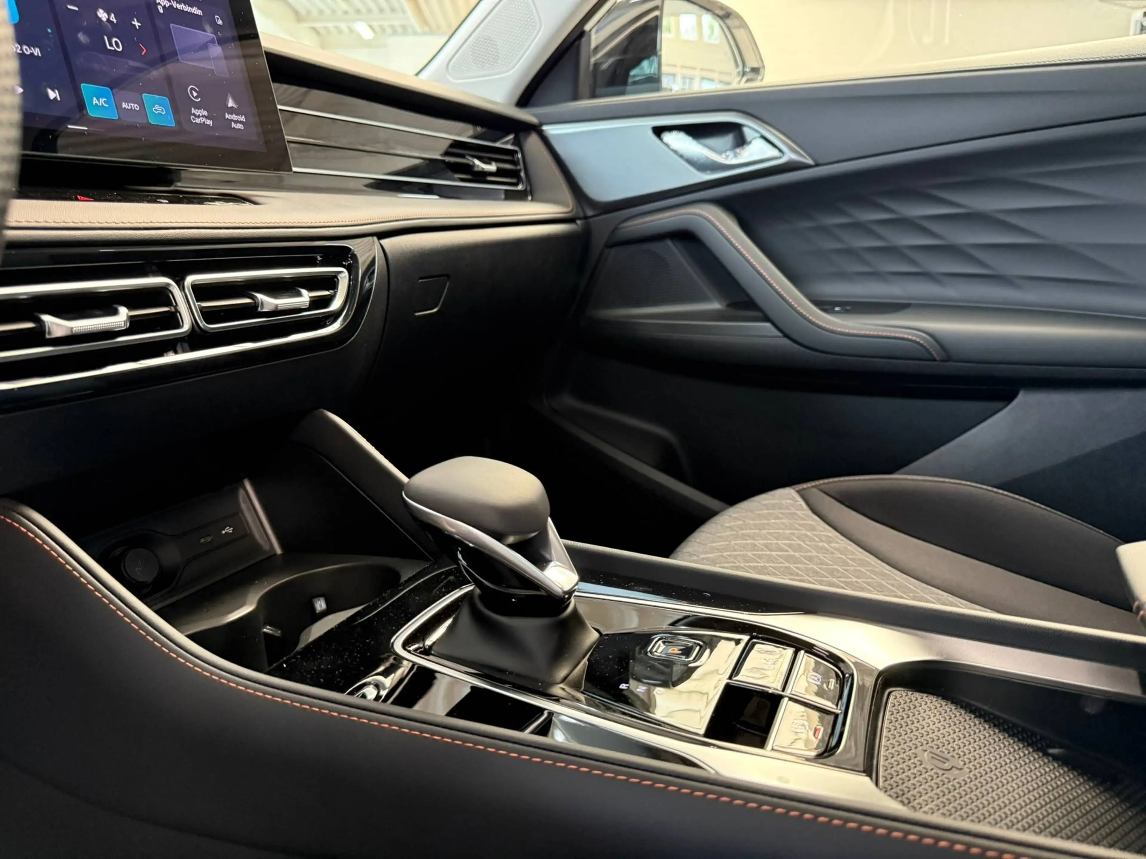 MG ZS 1.5i HYBRID+ 197pk(!!) LUXURY PANO DAK LEDER NIEUW !! — photo 9