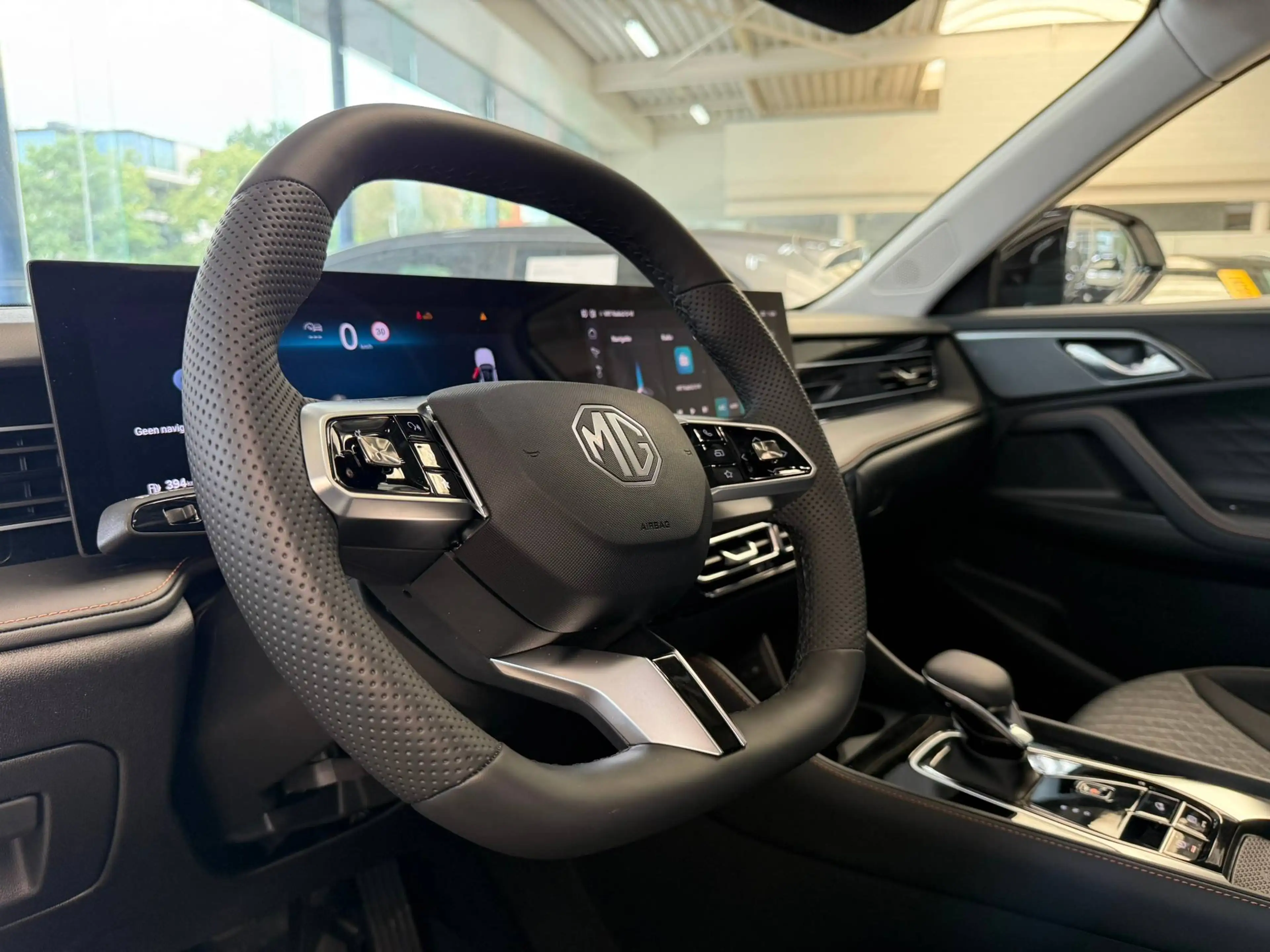MG ZS 1.5i HYBRID+ 197pk(!!) LUXURY PANO DAK LEDER NIEUW !! — photo 2