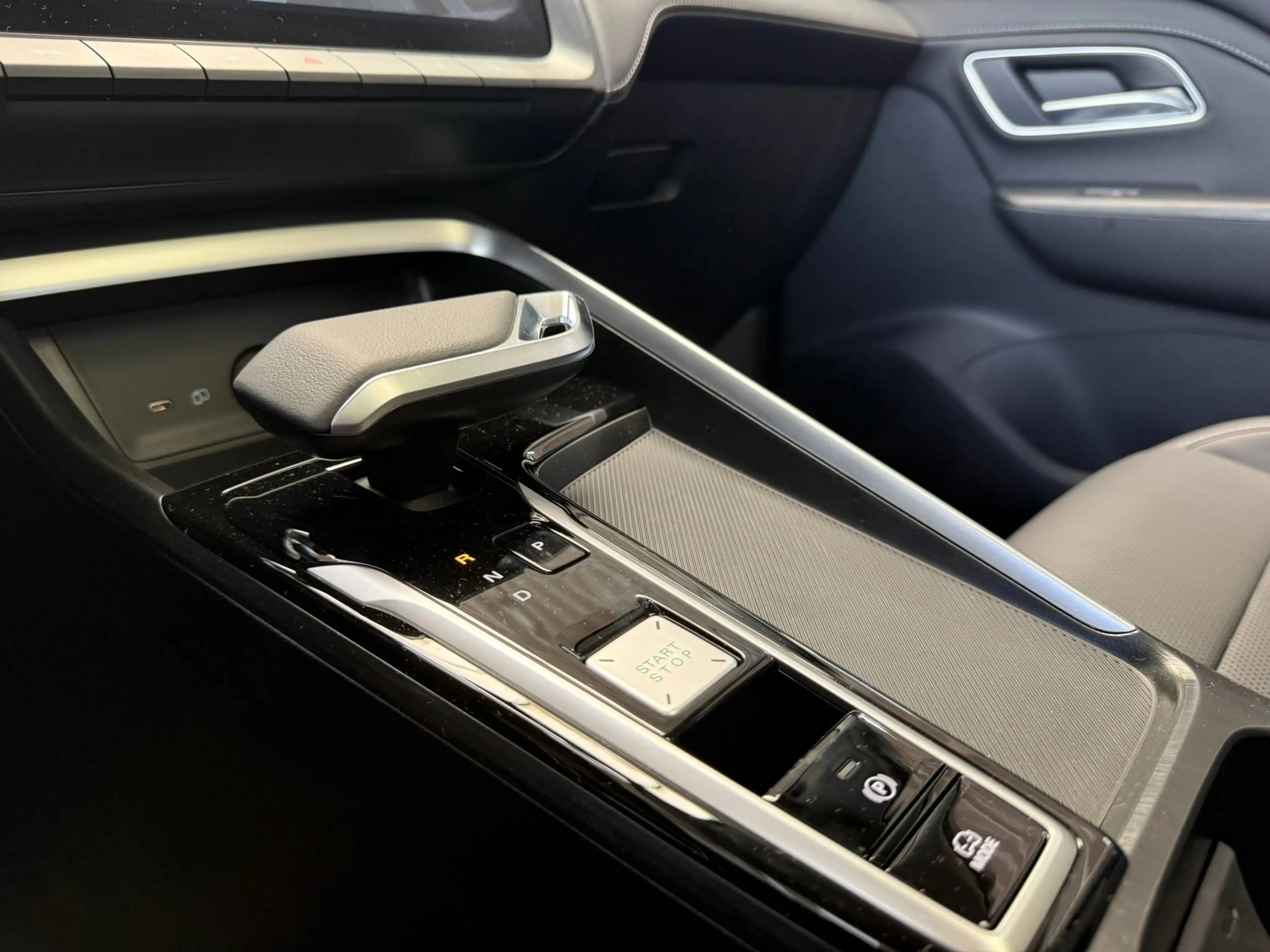 MG ZS 1.5i HYBRID+ 197pk(!!) LUXURY PANO DAK LEDER NIEUW !! — photo 11