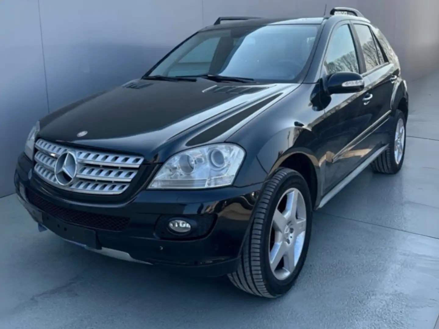 Mercedes-Benz ML 350 4 MATIC Чёрный - 2