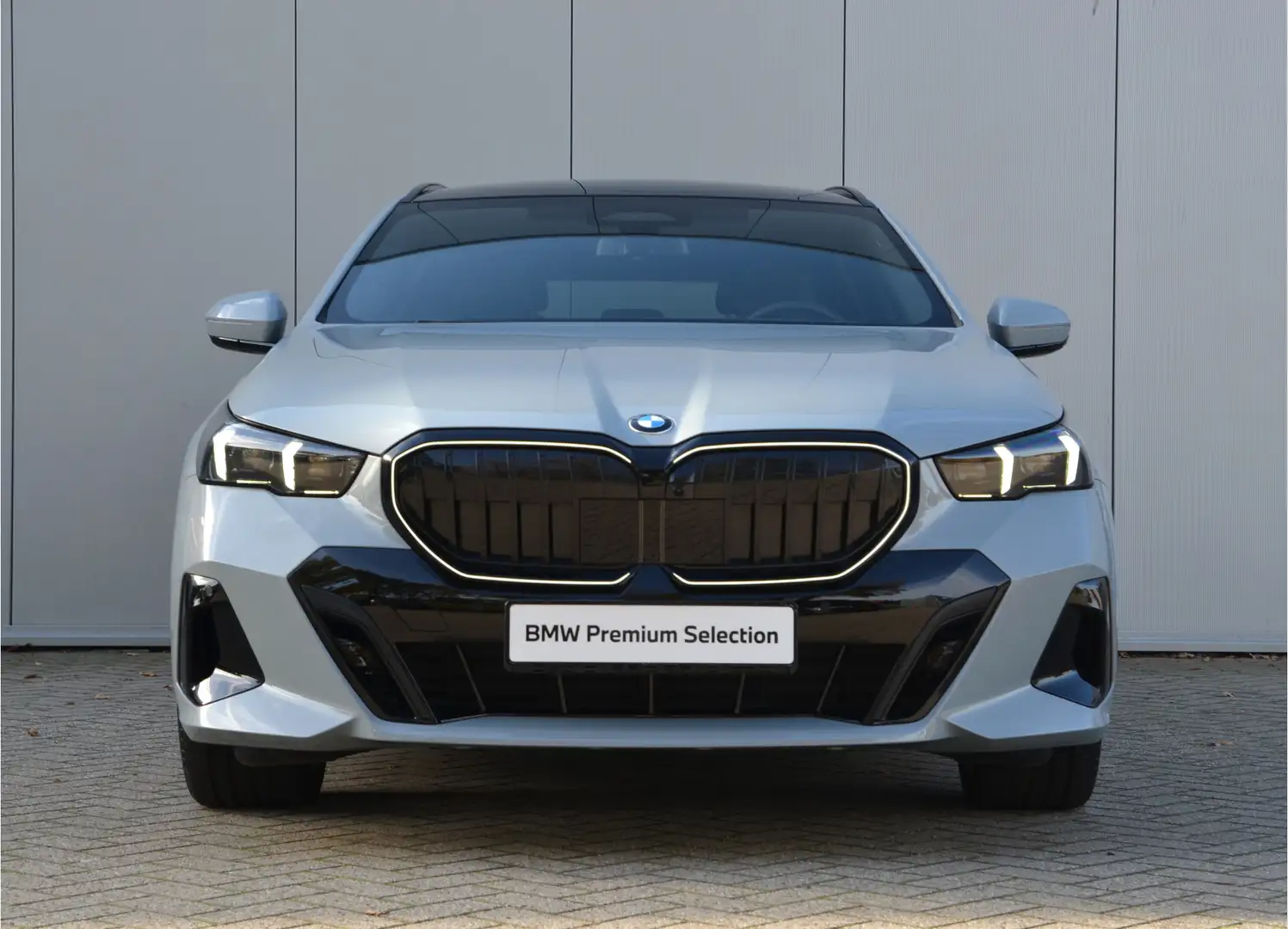 BMW 540 5 Serie Touring 540d xDrive M Sport Automaat / Pan Grijs - 2