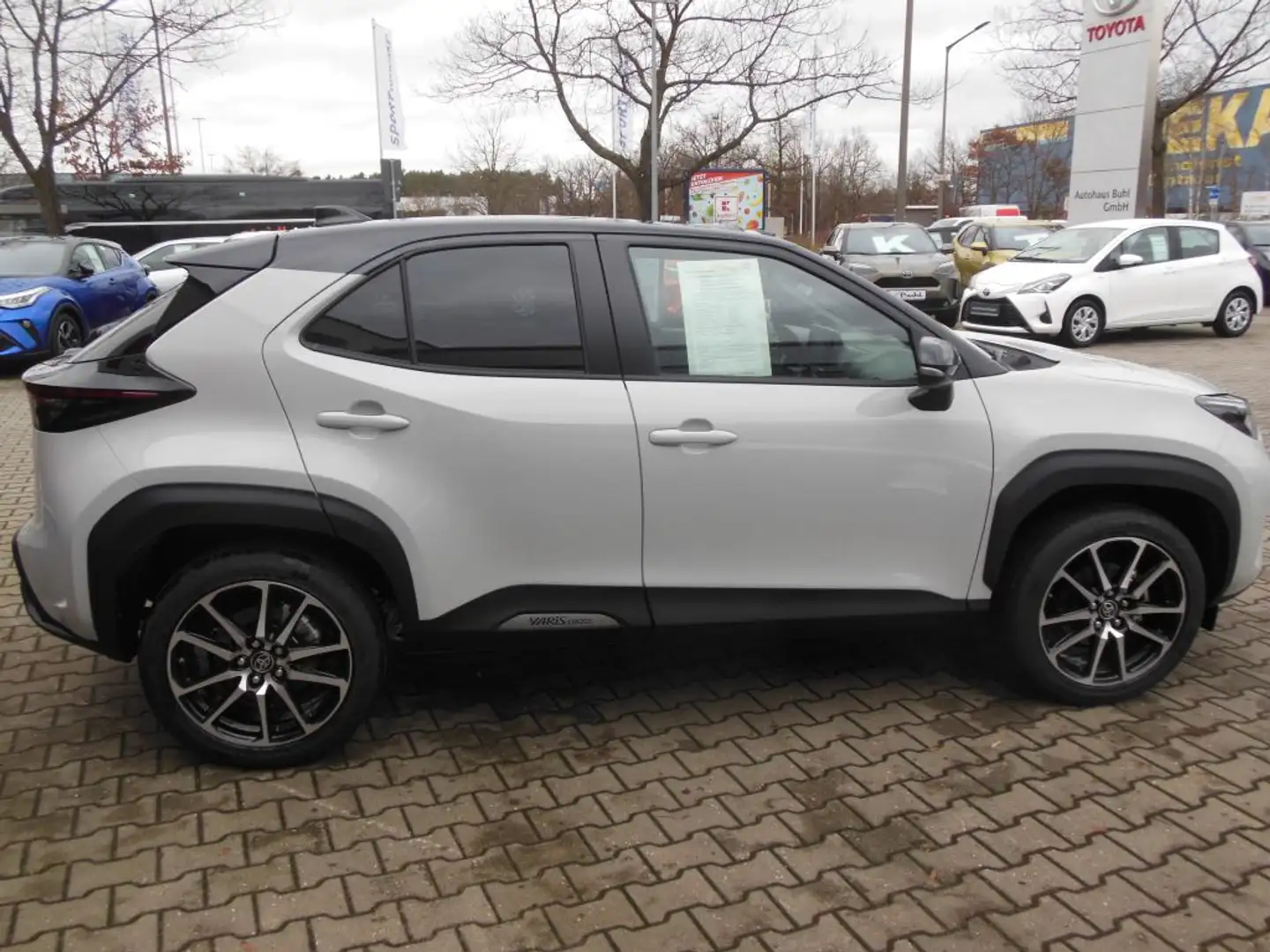 Toyota Yaris Cross Hybrid 1.5 VVT-i GR Sport Grau - 2