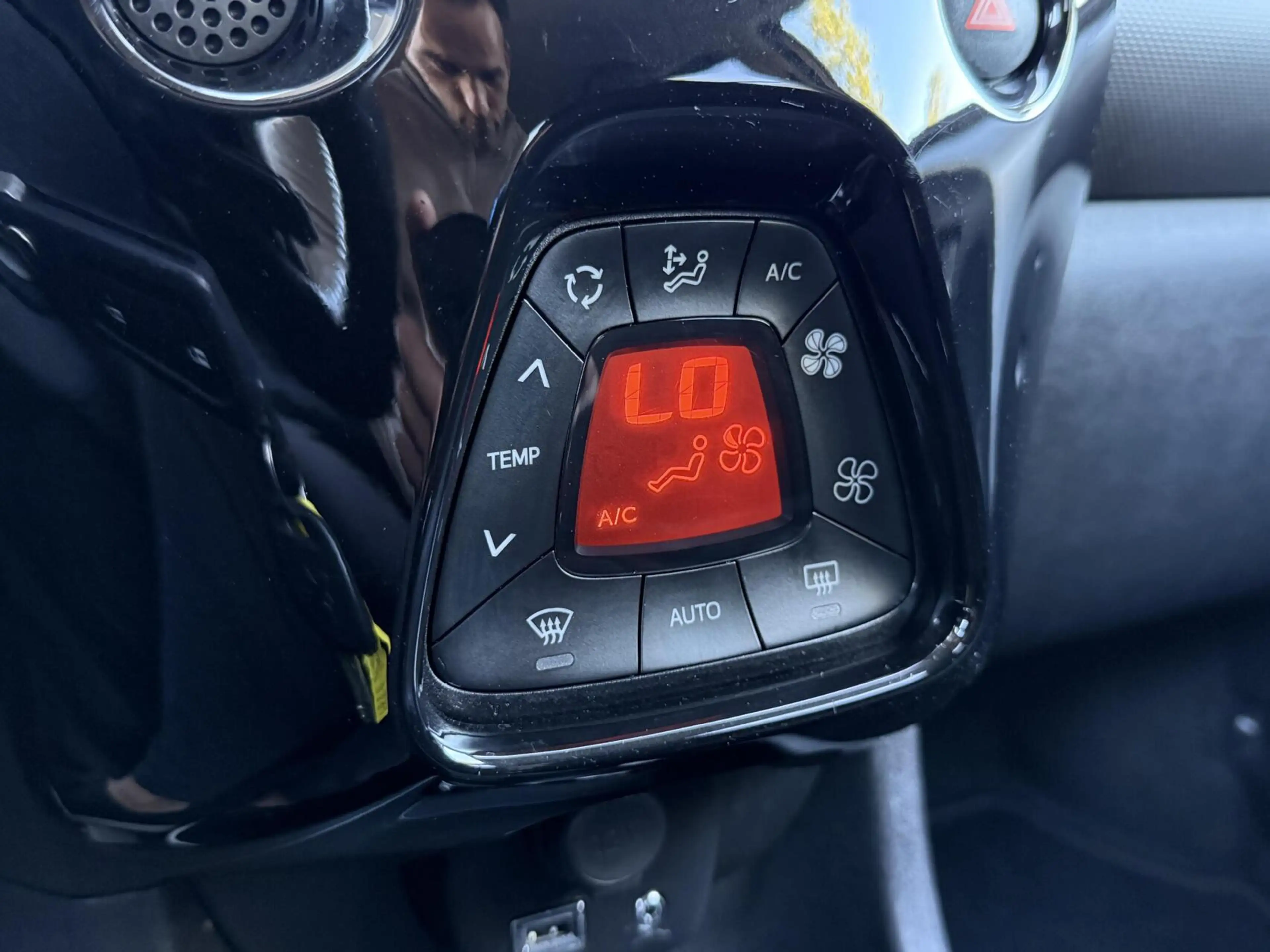 Peugeot 108 1.0 e-VTi Allure | CarPlay | Camera | Climate cont — photo 12