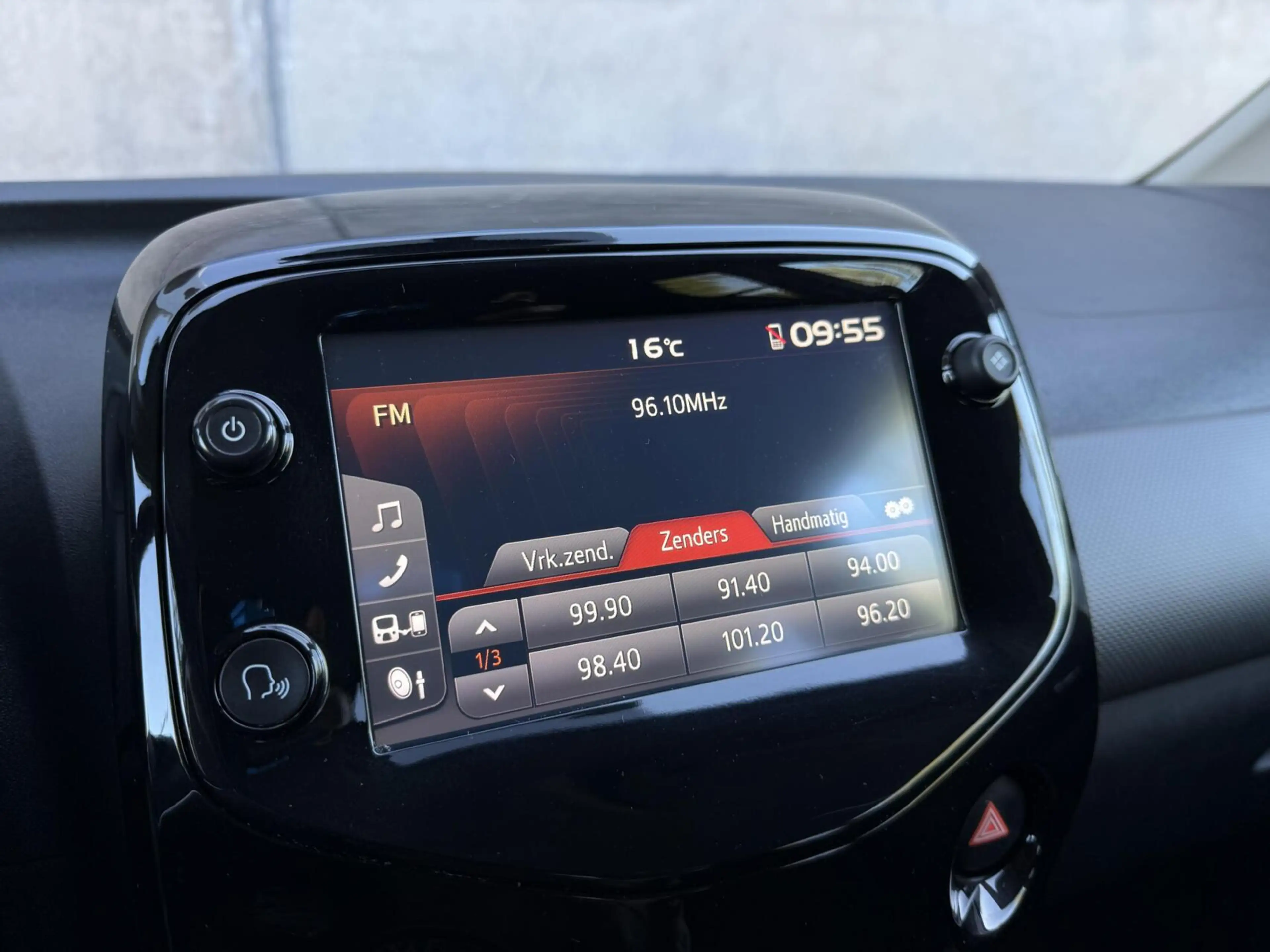 Peugeot 108 1.0 e-VTi Allure | CarPlay | Camera | Climate cont — photo 11