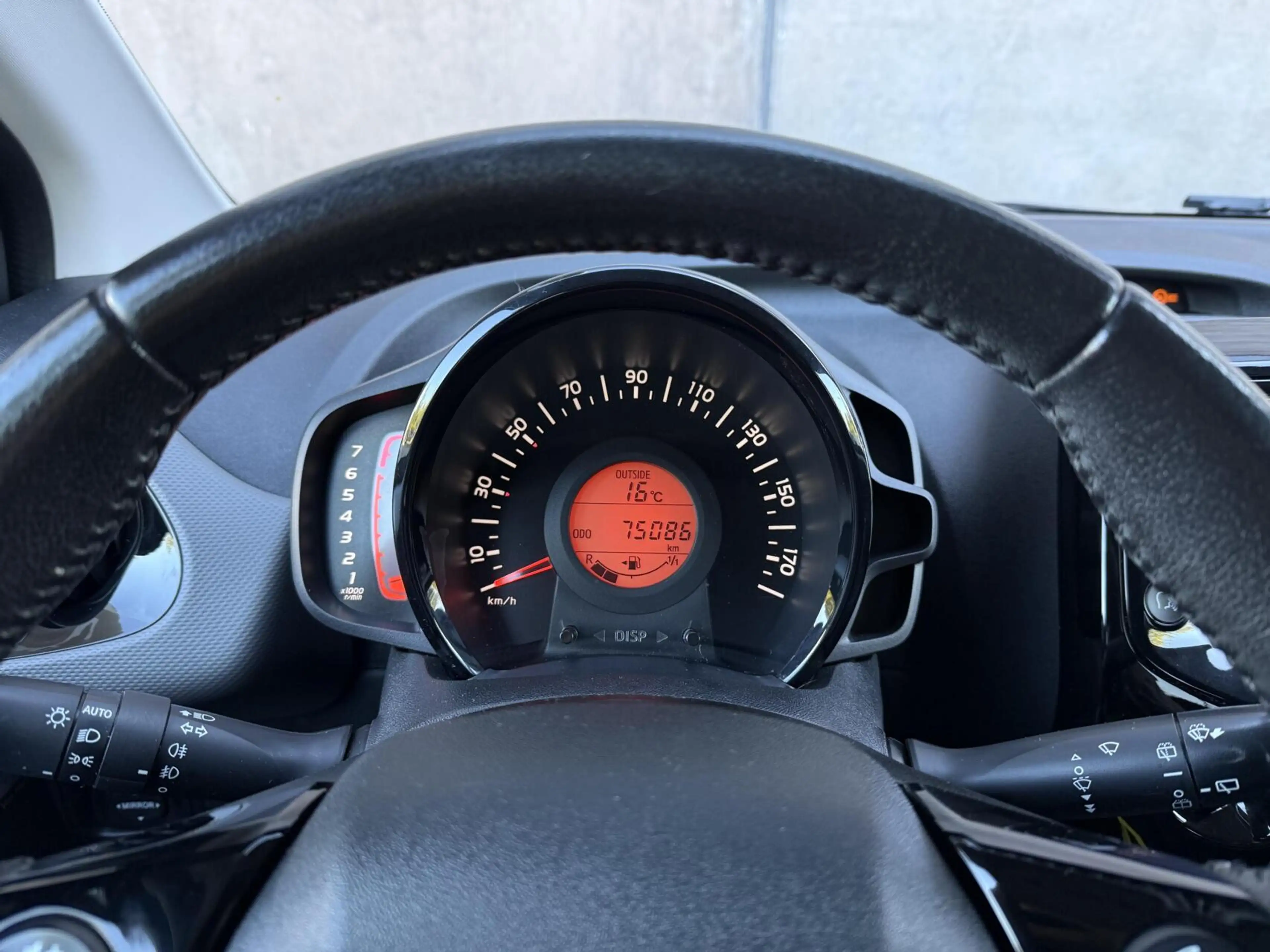 Peugeot 108 1.0 e-VTi Allure | CarPlay | Camera | Climate cont — photo 6