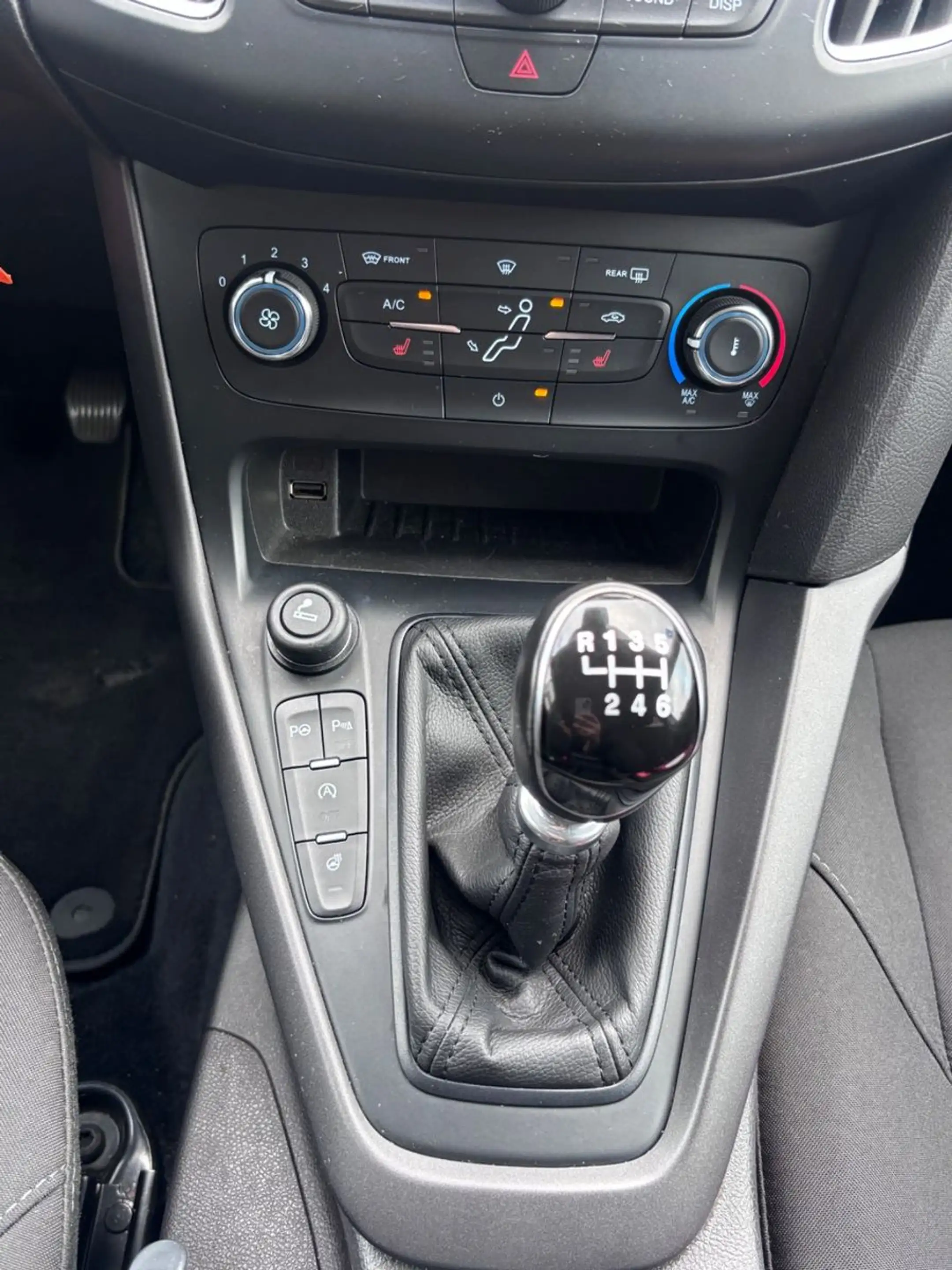 Ford Focus Turnier Business Euro6~Navi~2.Hand~PDC~SHZ — photo 16