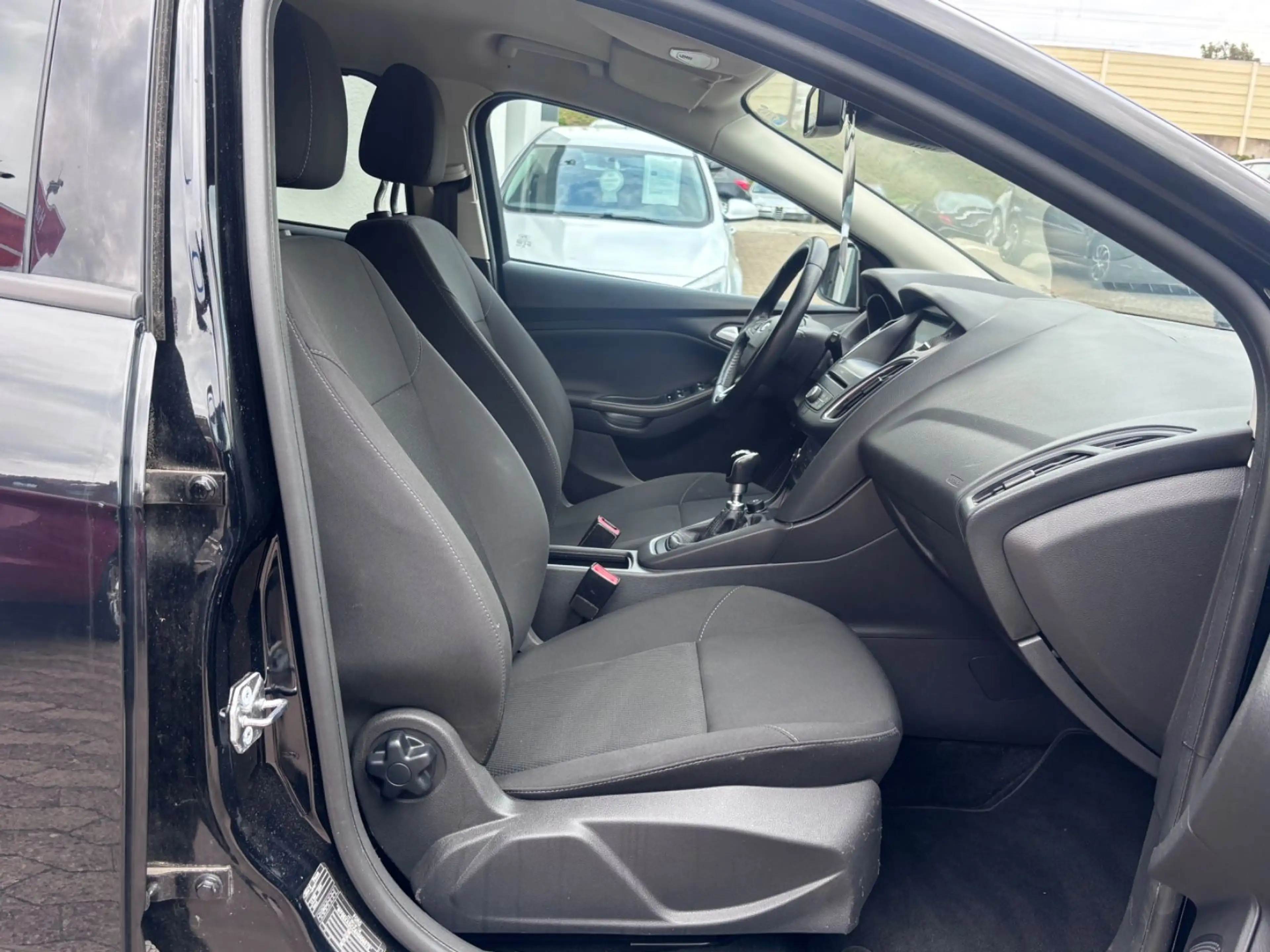 Ford Focus Turnier Business Euro6~Navi~2.Hand~PDC~SHZ — photo 12