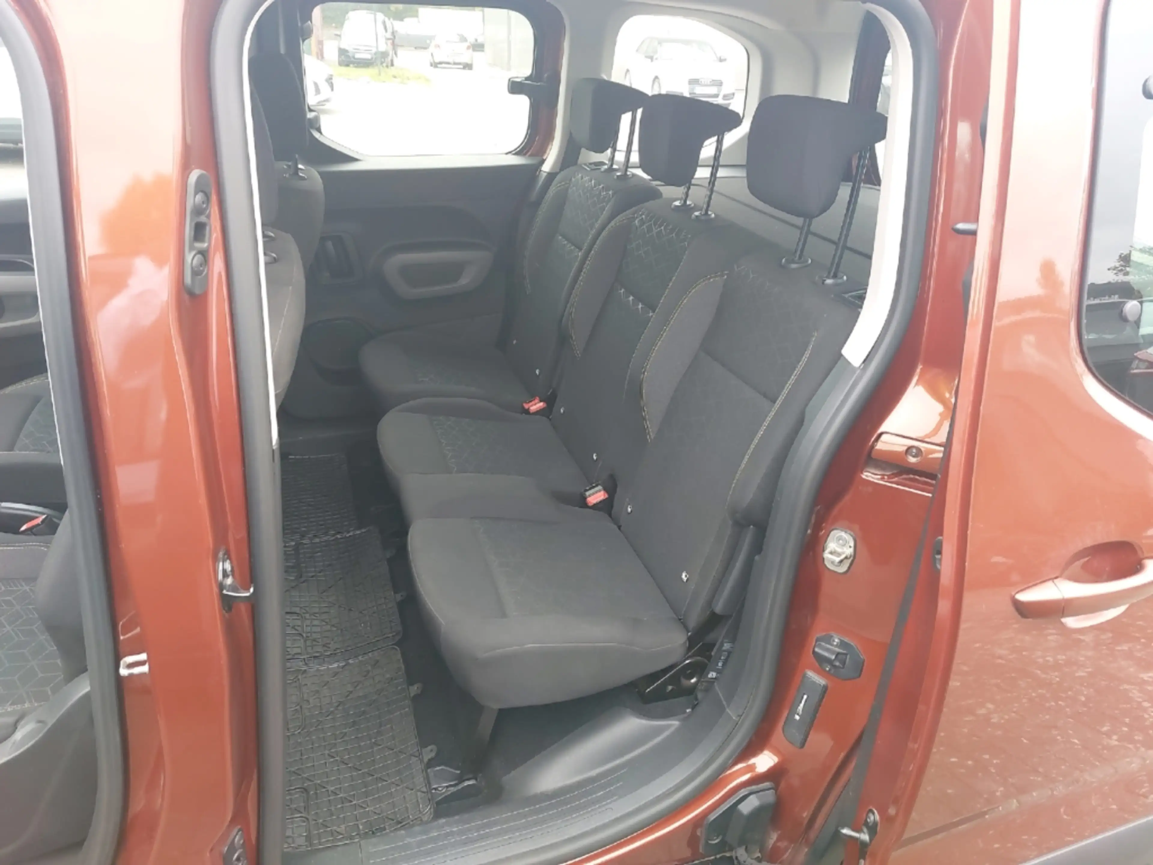 Peugeot Rifter RIFTER 1.2 PureTech 130 Active — photo 9
