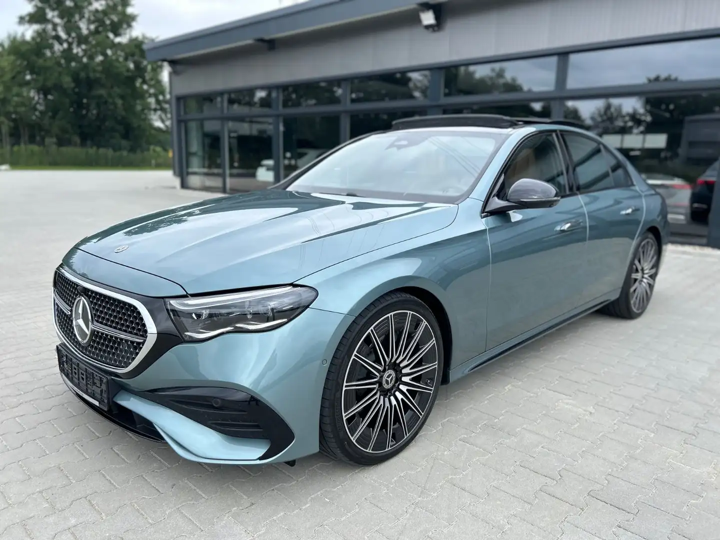 Mercedes-Benz E 450 E450d 4M AMG Night Premium -HUD-Pano-Softcl-21Zo Silber - 1