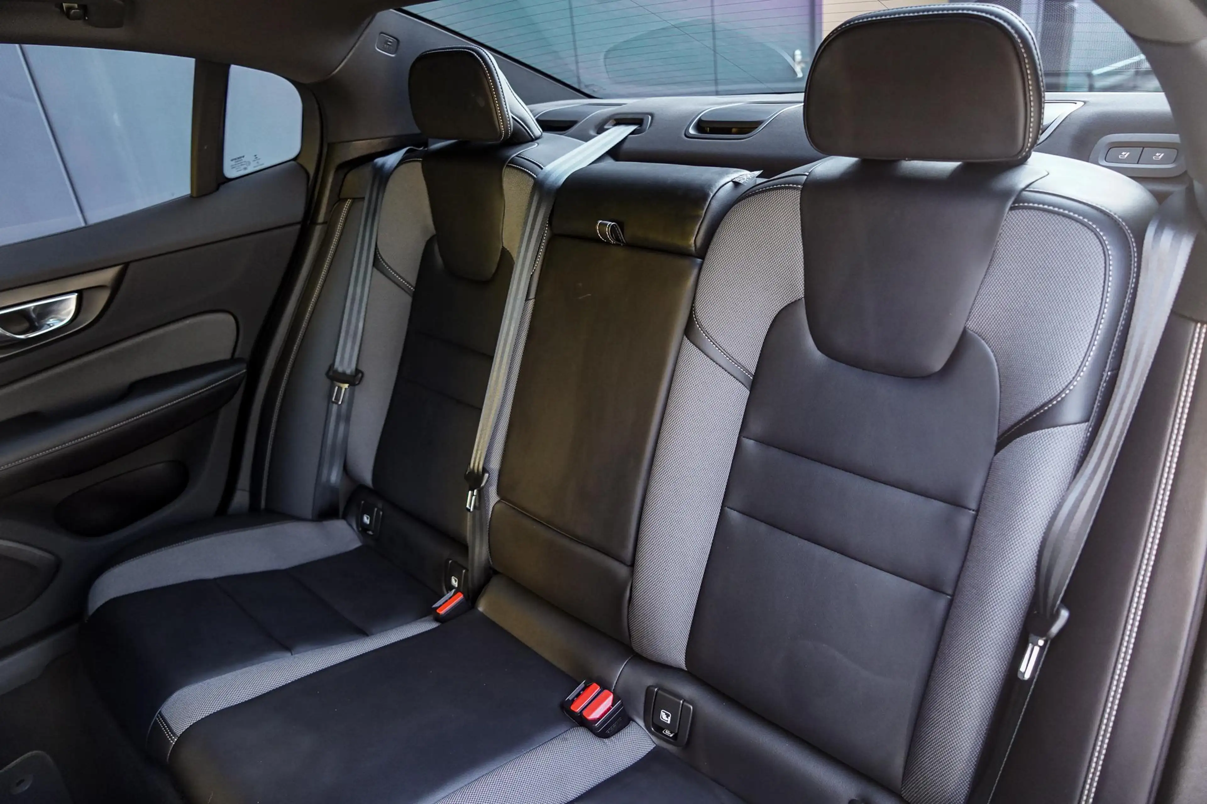 Volvo S60 2.0 B3 R-Design | Trekhaak | Panoramadak | Pilot a — photo 13