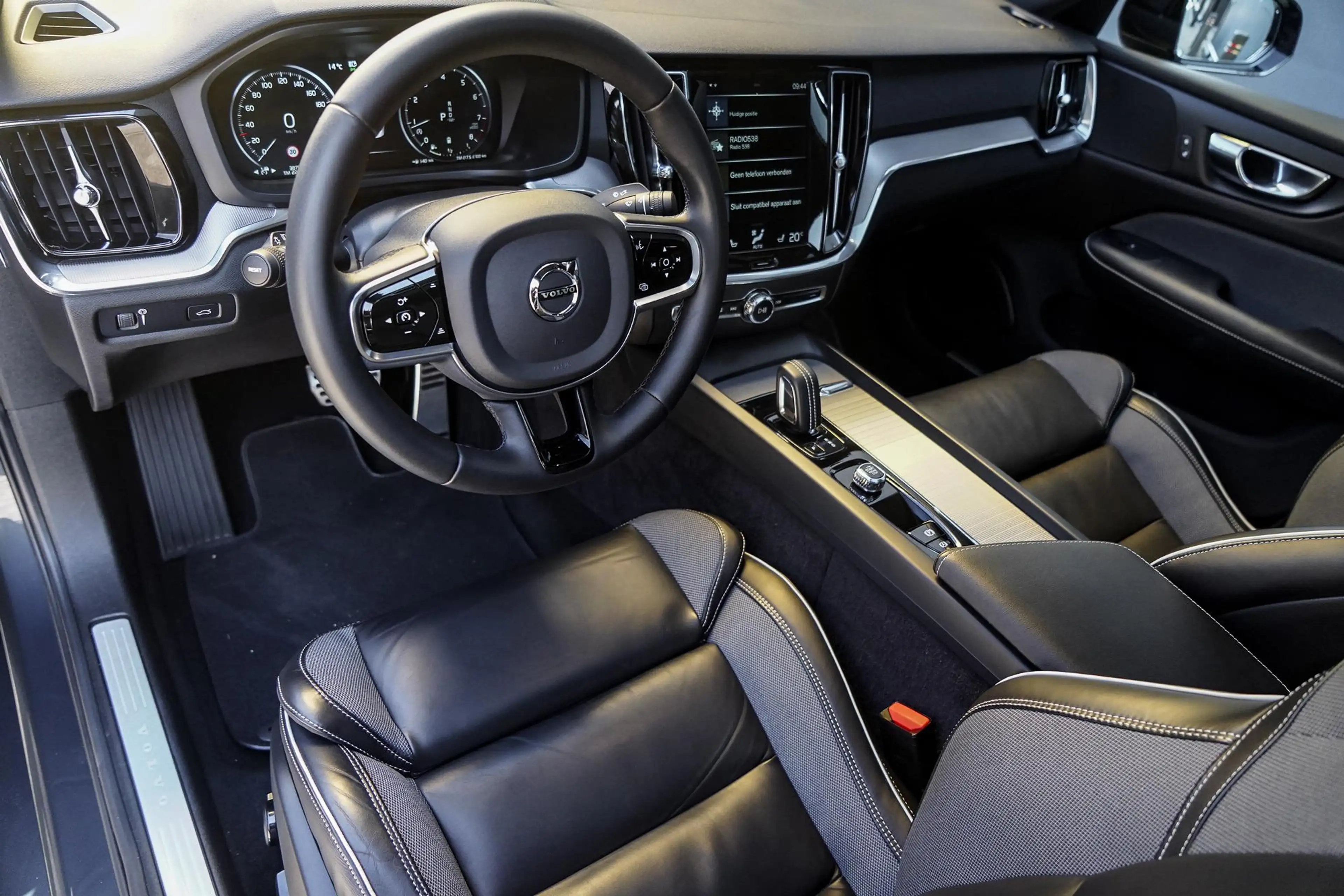 Volvo S60 2.0 B3 R-Design | Trekhaak | Panoramadak | Pilot a — photo 11