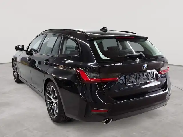 BMW 3 Series view 5