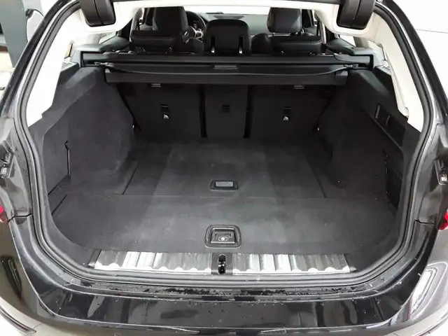 BMW 3 Series view 15