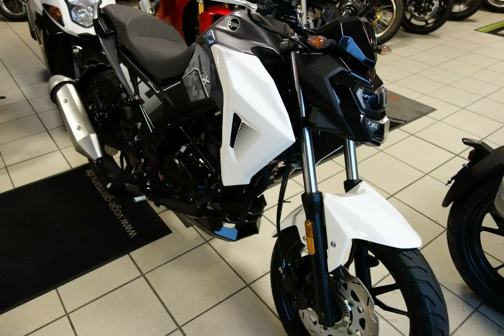 SYM NH X 125 Neu ABS weiß/grau no MT125, Duke Černá - 2