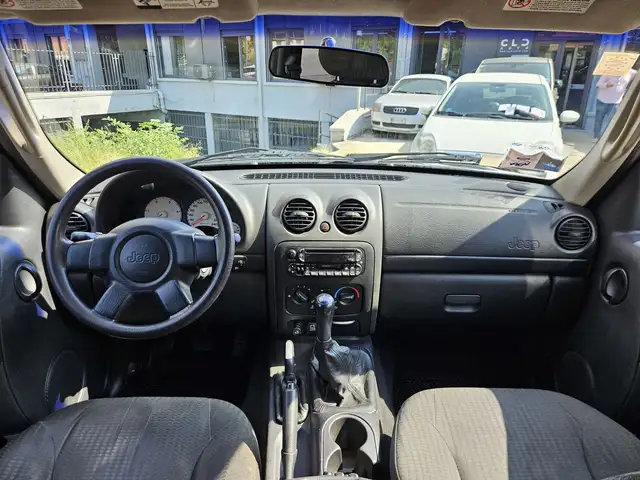 Jeep Cherokee view 8
