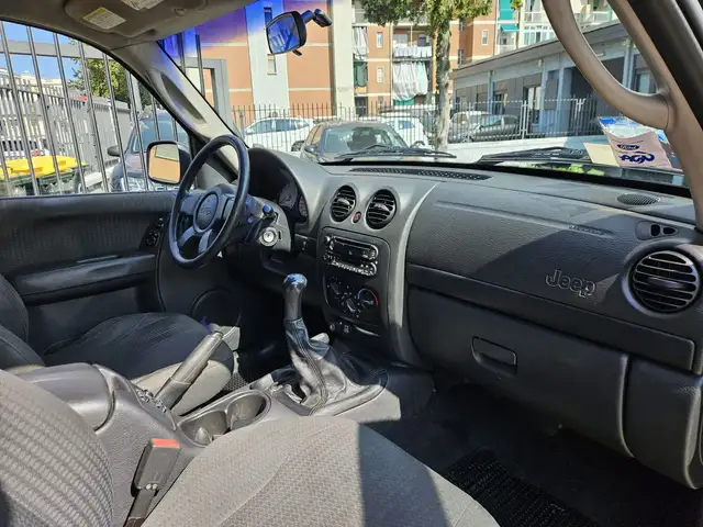Jeep Cherokee view 9