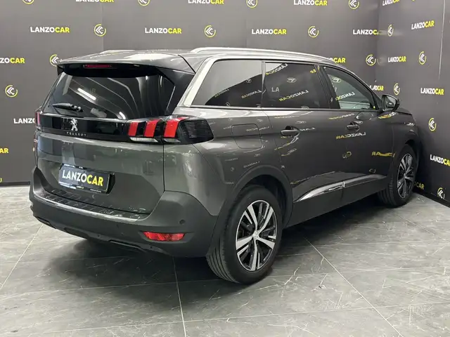 Peugeot 5008 view 4