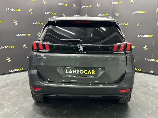 Peugeot 5008 view 5