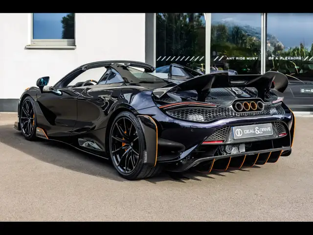 McLaren 765LT Spider view 3