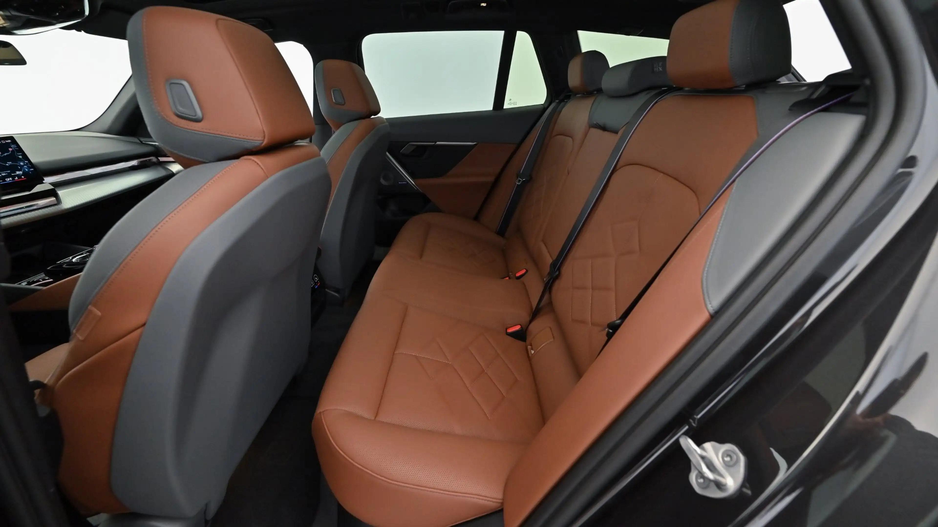 BMW i5 xDrive40 — photo 8