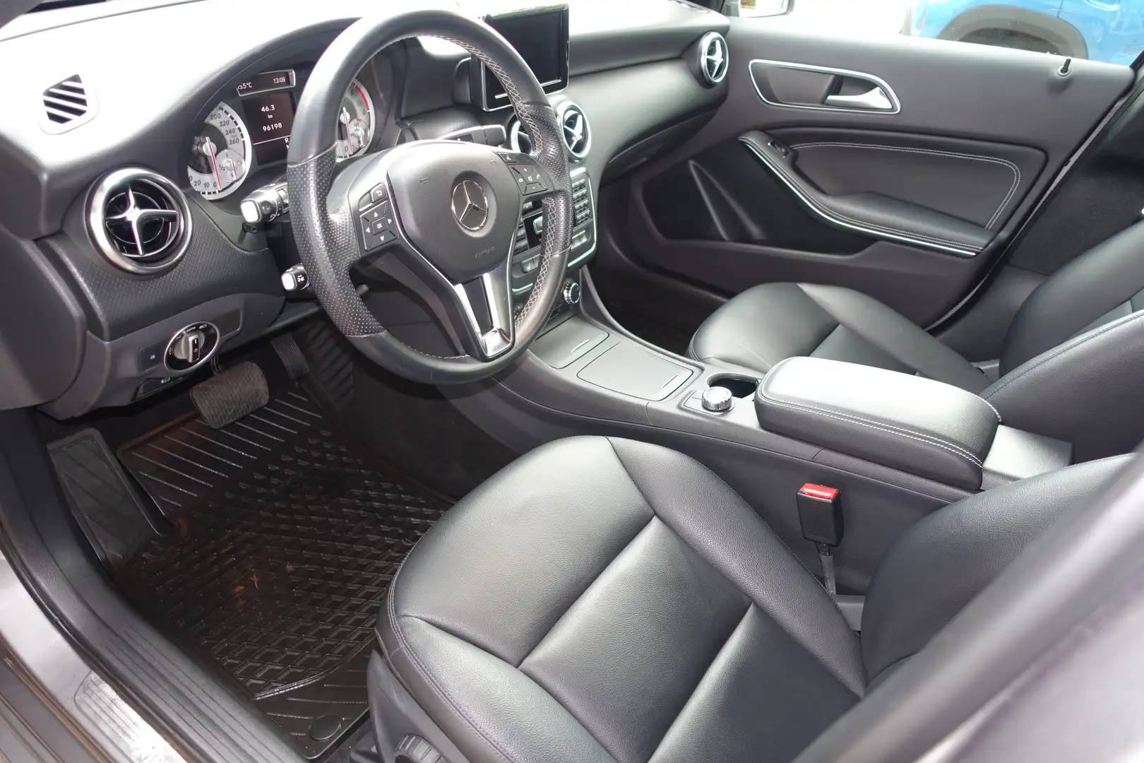 Mercedes-Benz A 180 A-Klasse Diesel CDI BlueEFF 7G-DCT URBAN COMAN*ILS Gris - 2