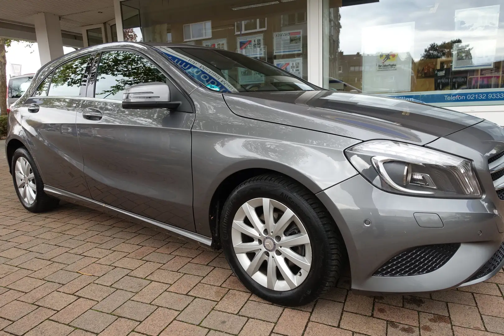 Mercedes-Benz A 180 A-Klasse Diesel CDI BlueEFF 7G-DCT URBAN COMAN*ILS Gris - 1