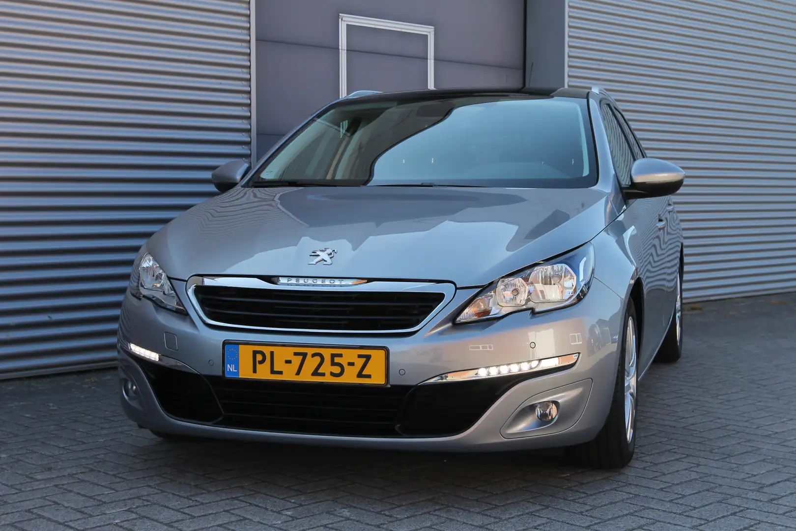 Peugeot 308 SW 1.2 PureTech Blue Lion I Pano.dak I Navi I Clim Grijs - 2