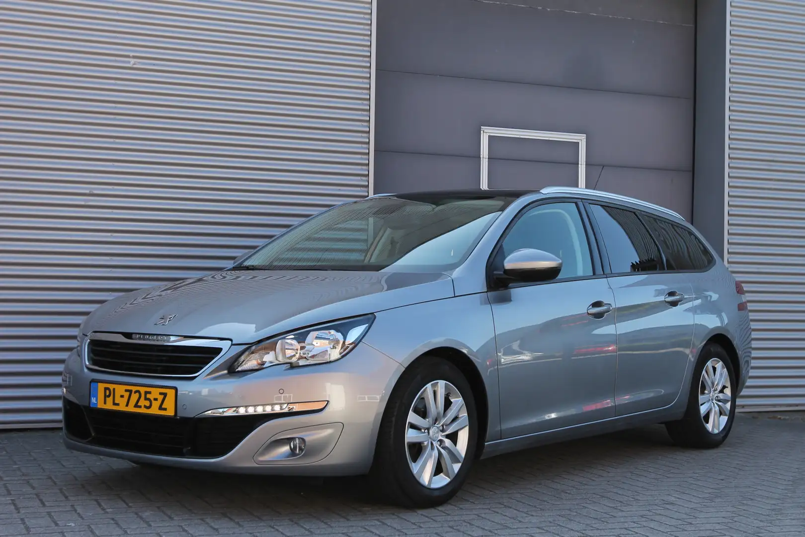 Peugeot 308 SW 1.2 PureTech Blue Lion I Pano.dak I Navi I Clim Grijs - 1
