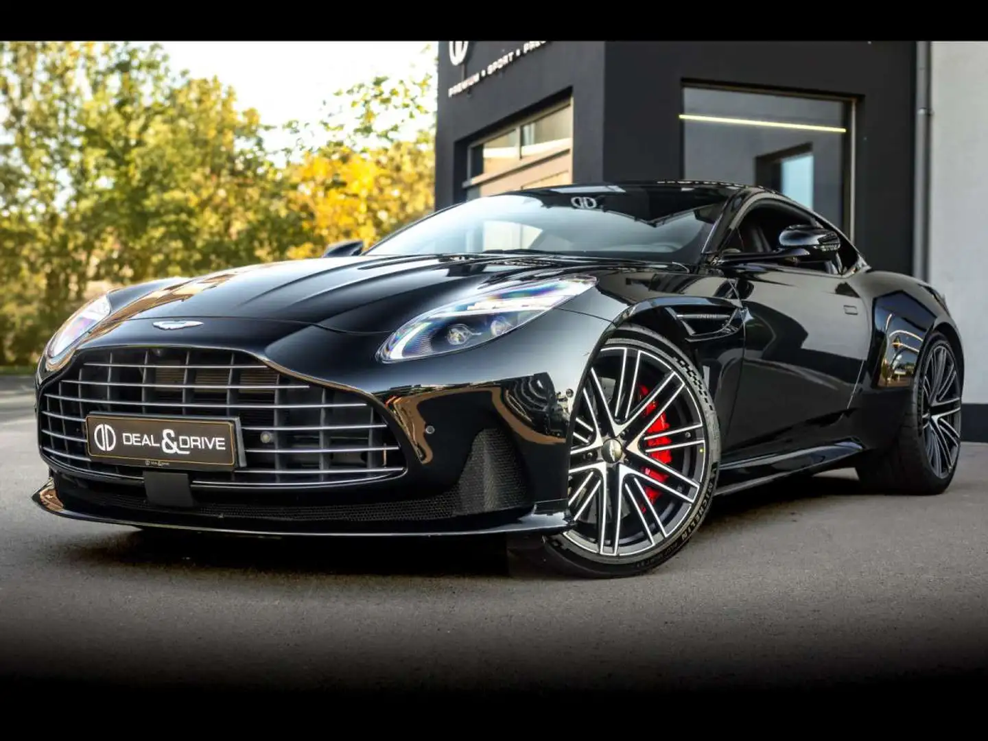 Aston Martin DB12 V8 COUPE Q SPECIALOBERON BLACK360KERAMIK Fekete - 1