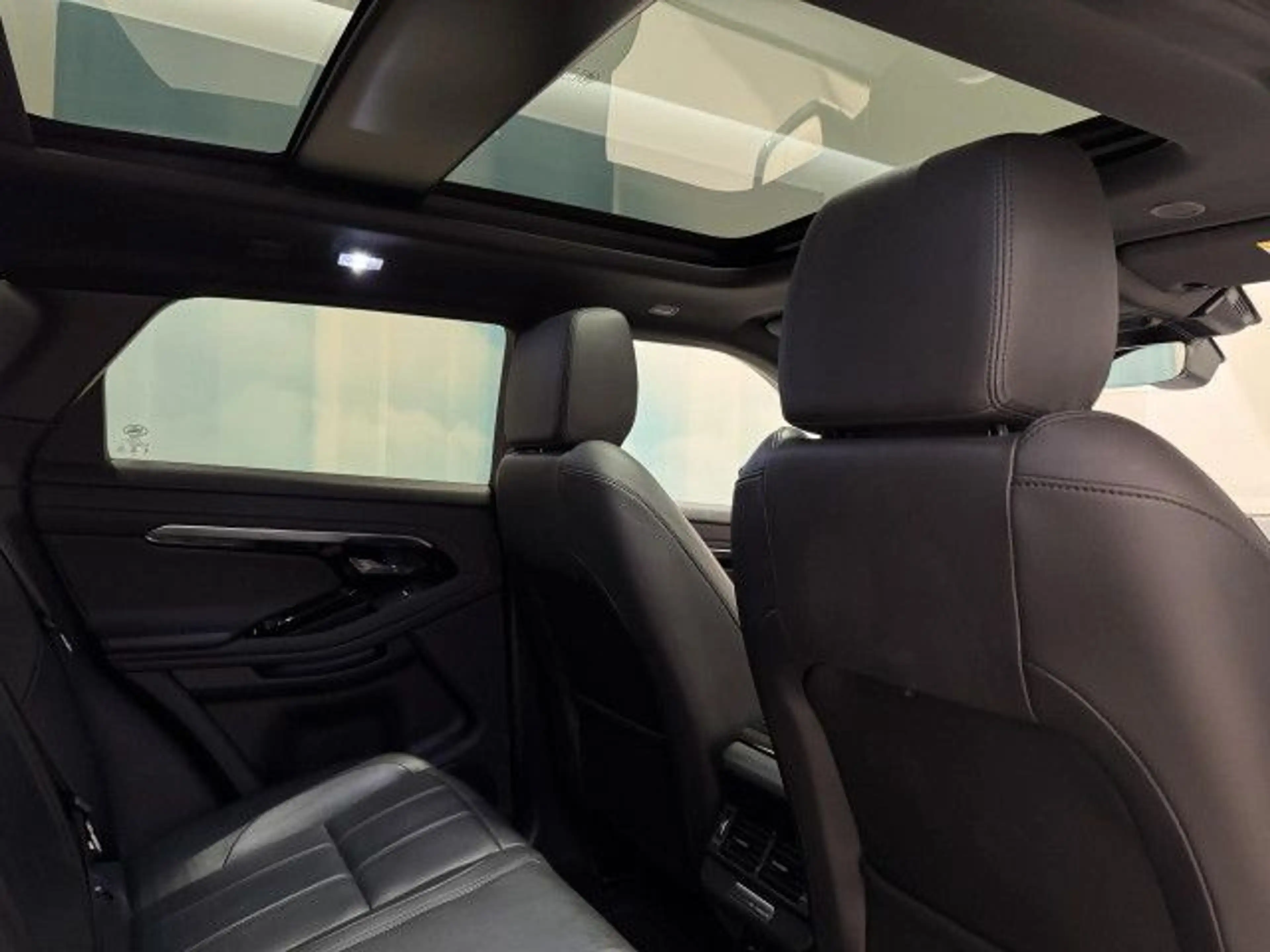 Land Rover Range Rover Evoque P300e R-Dyn. S Black Pack Pano — photo 15