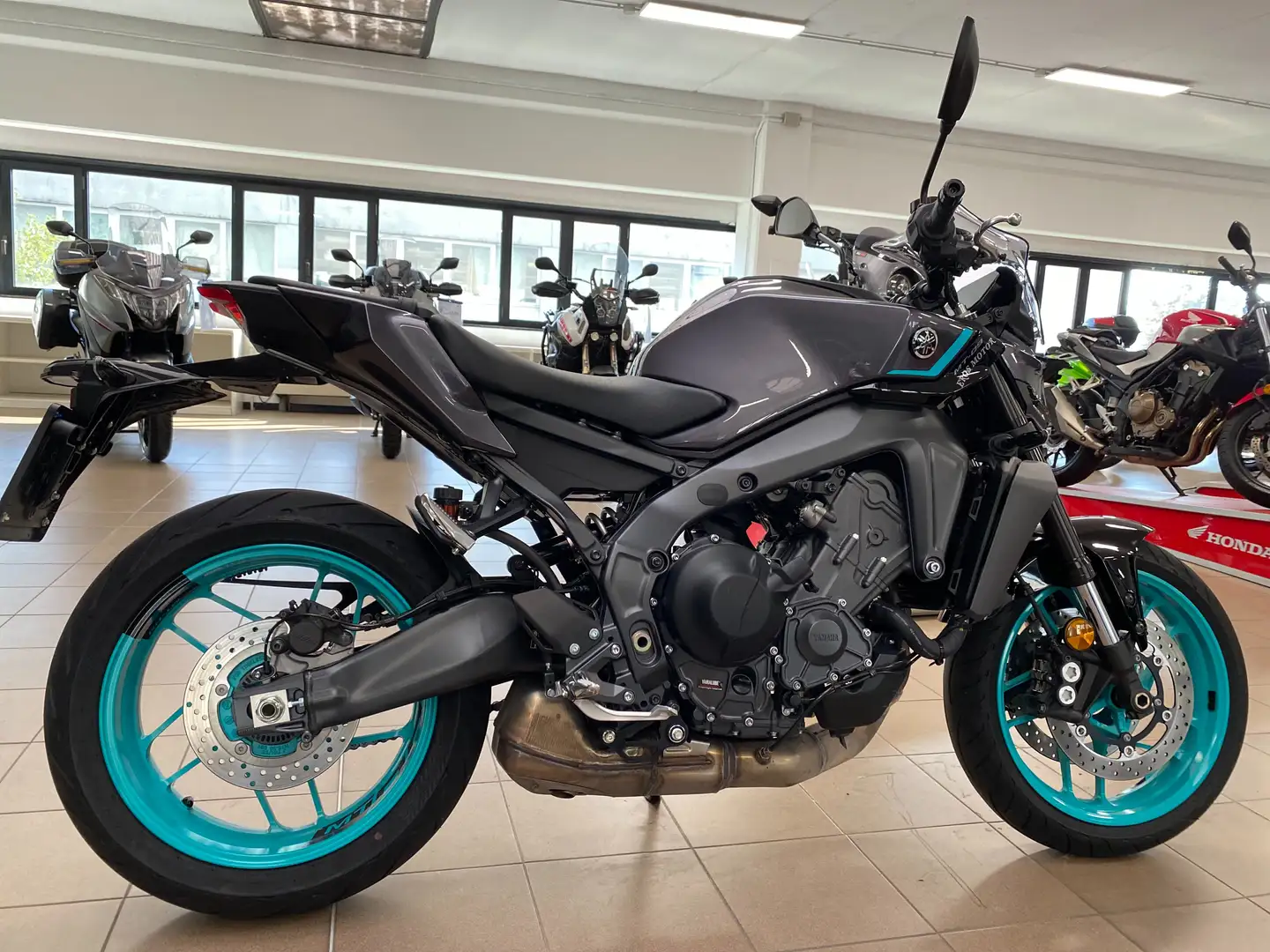 Yamaha MT-09 Grigio - 2