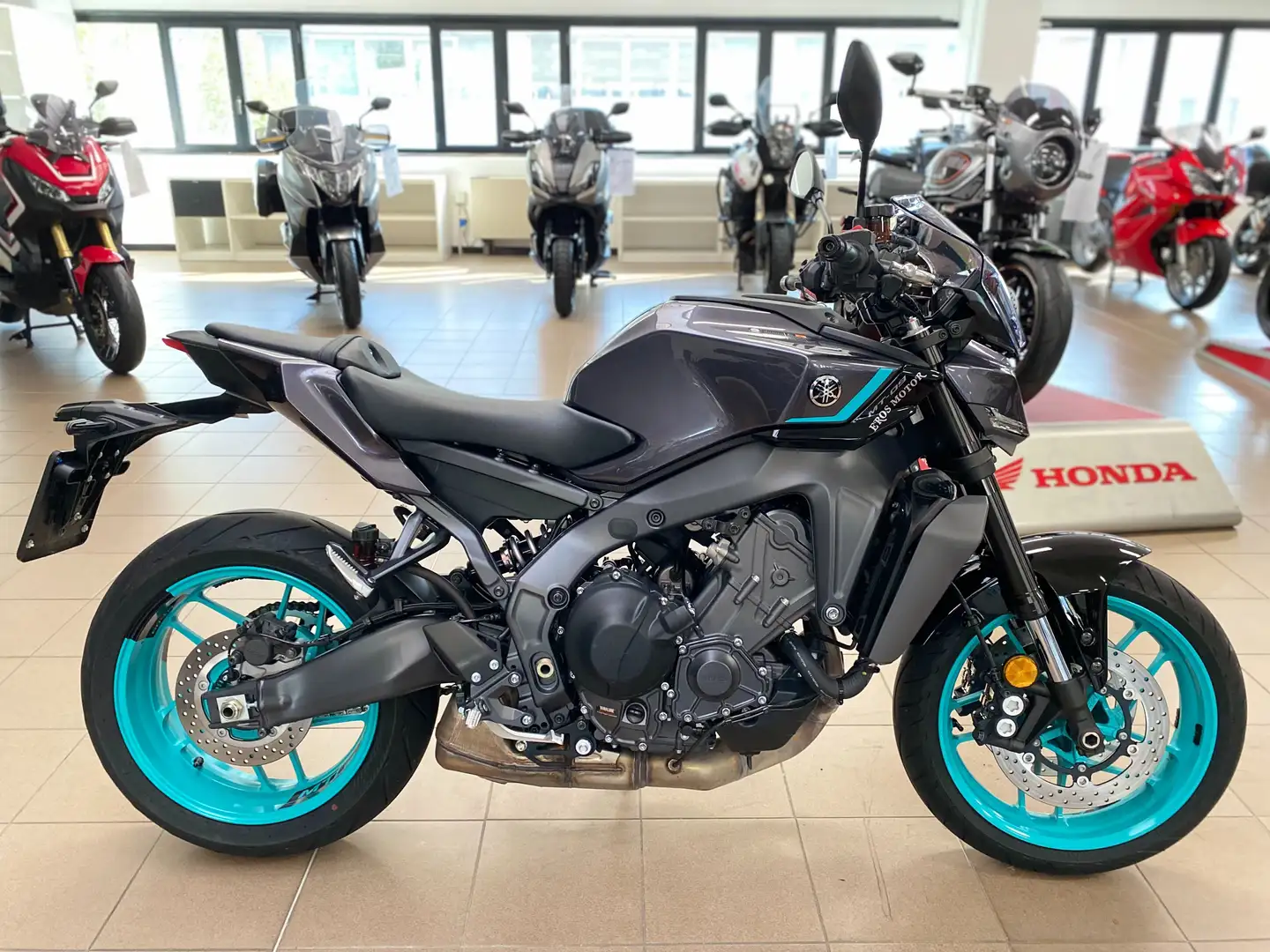 Yamaha MT-09 Grigio - 1