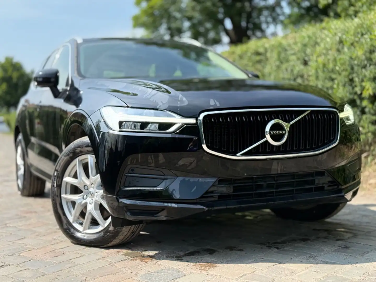 Volvo XC60 D4 Momentum Geartronic*PANO*LED*LEDER* Noir - 1