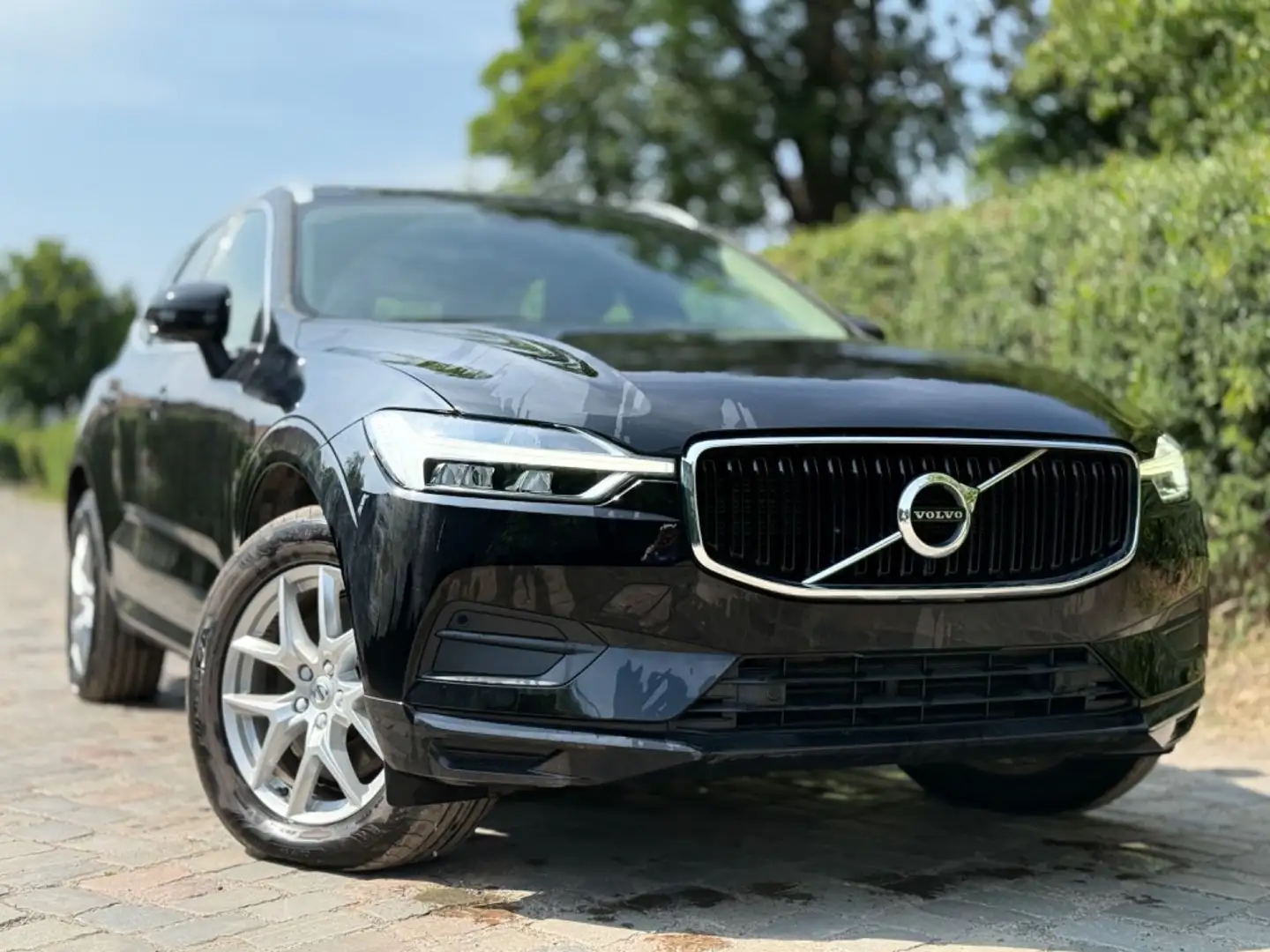Volvo XC60 D4 Momentum Geartronic*PANO*LED*LEDER* Noir - 2