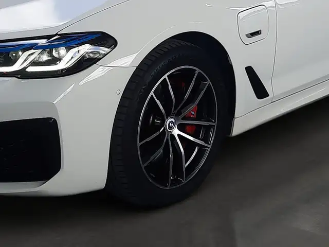 BMW 5 Series view 10