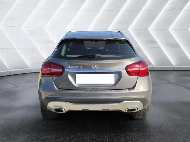 Mercedes-Benz GLA view 3