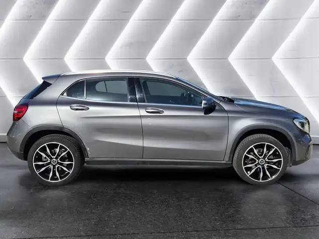 Mercedes-Benz GLA view 5