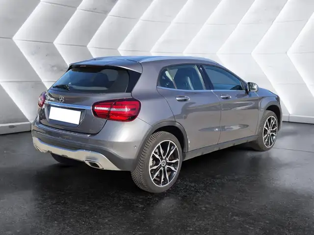 Mercedes-Benz GLA view 4