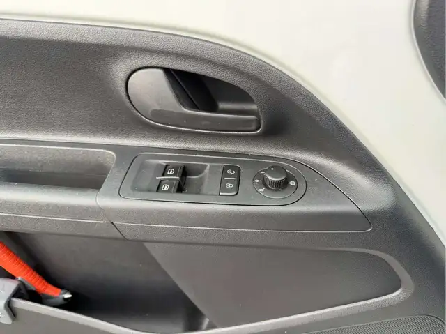 Volkswagen E-Up! view 21