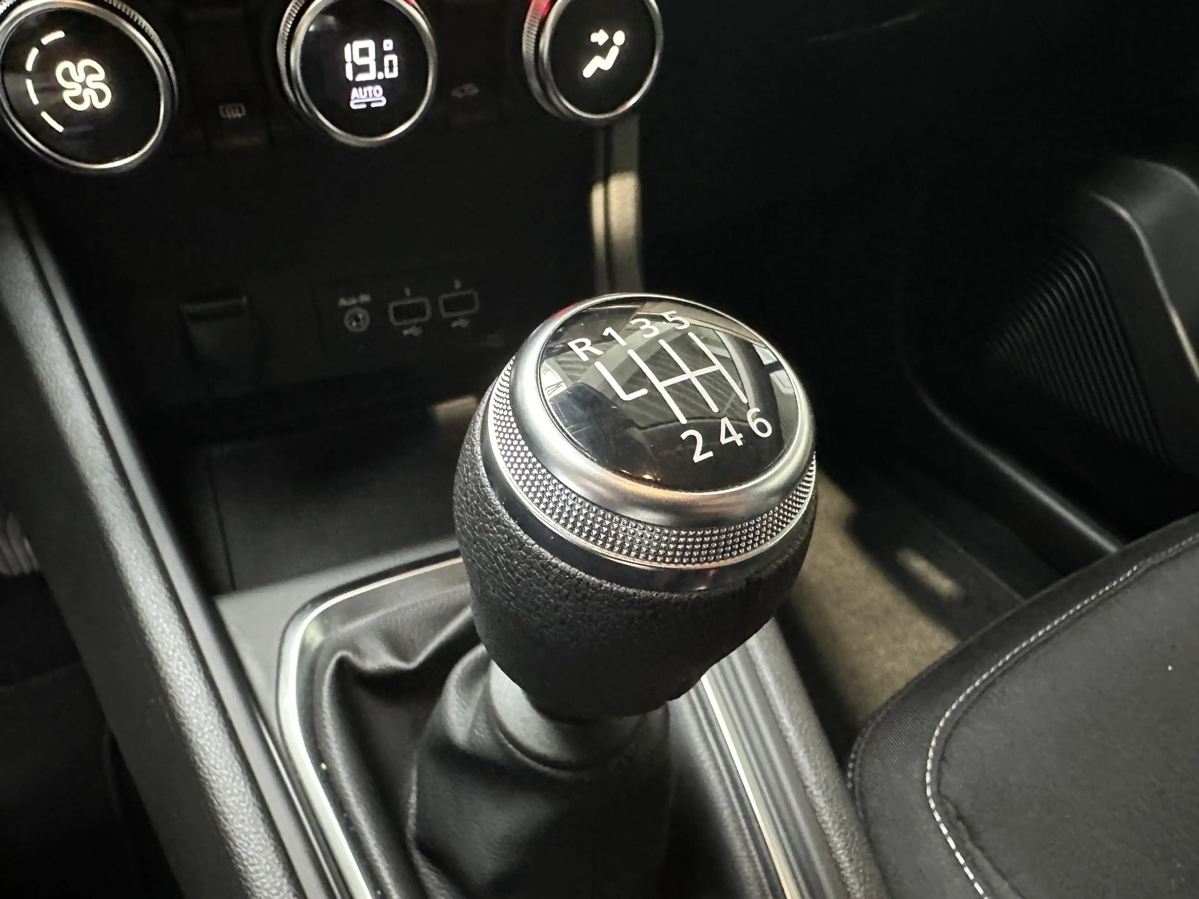 Renault Captur EXPERIENCE TCe 90 — photo 46