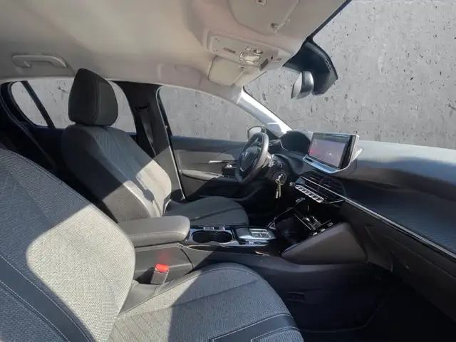Peugeot 208 view 13
