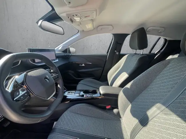 Peugeot 208 view 9