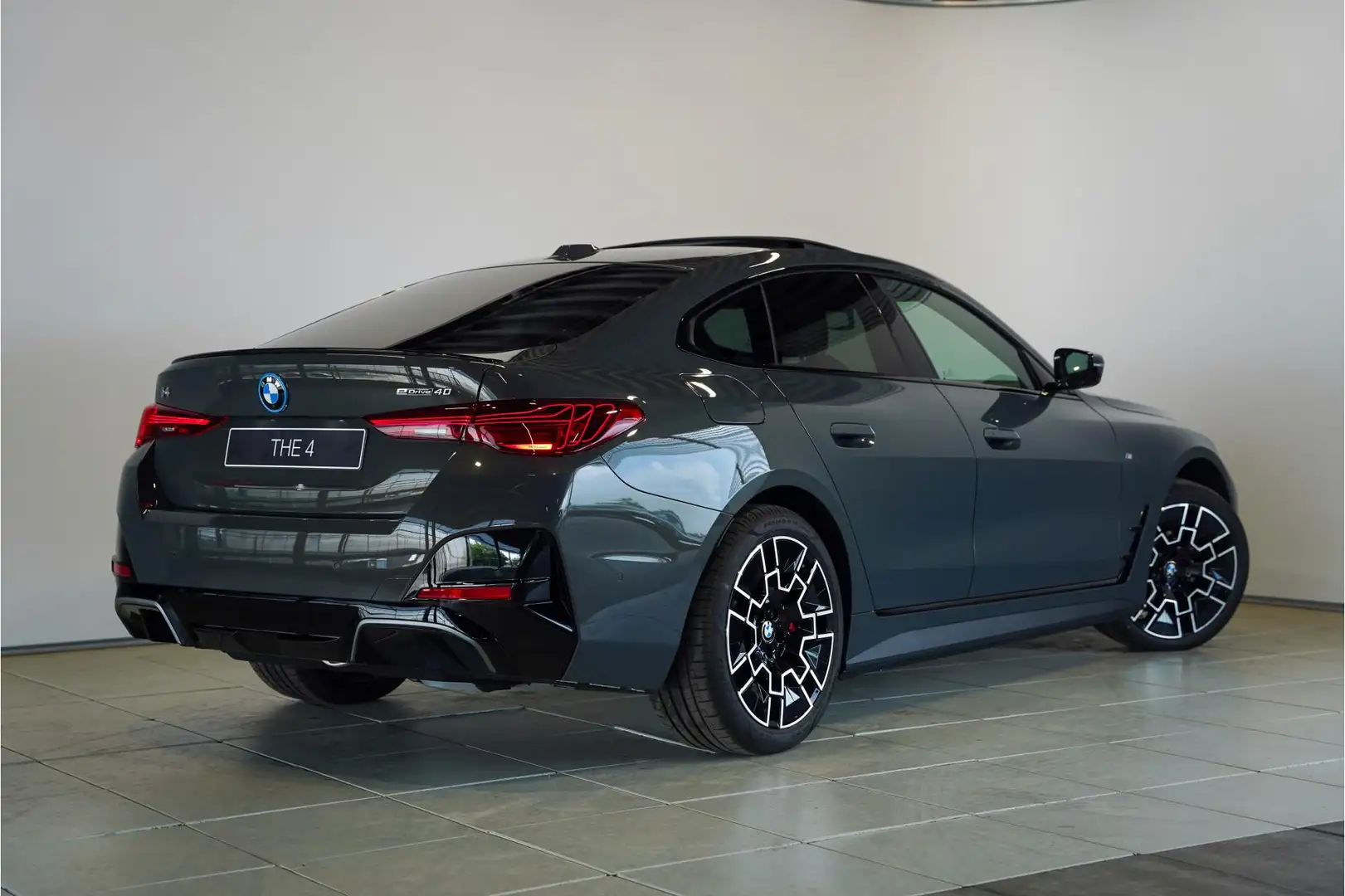 BMW i4 eDrive40 M Sportpakket Pro Grijs - 2
