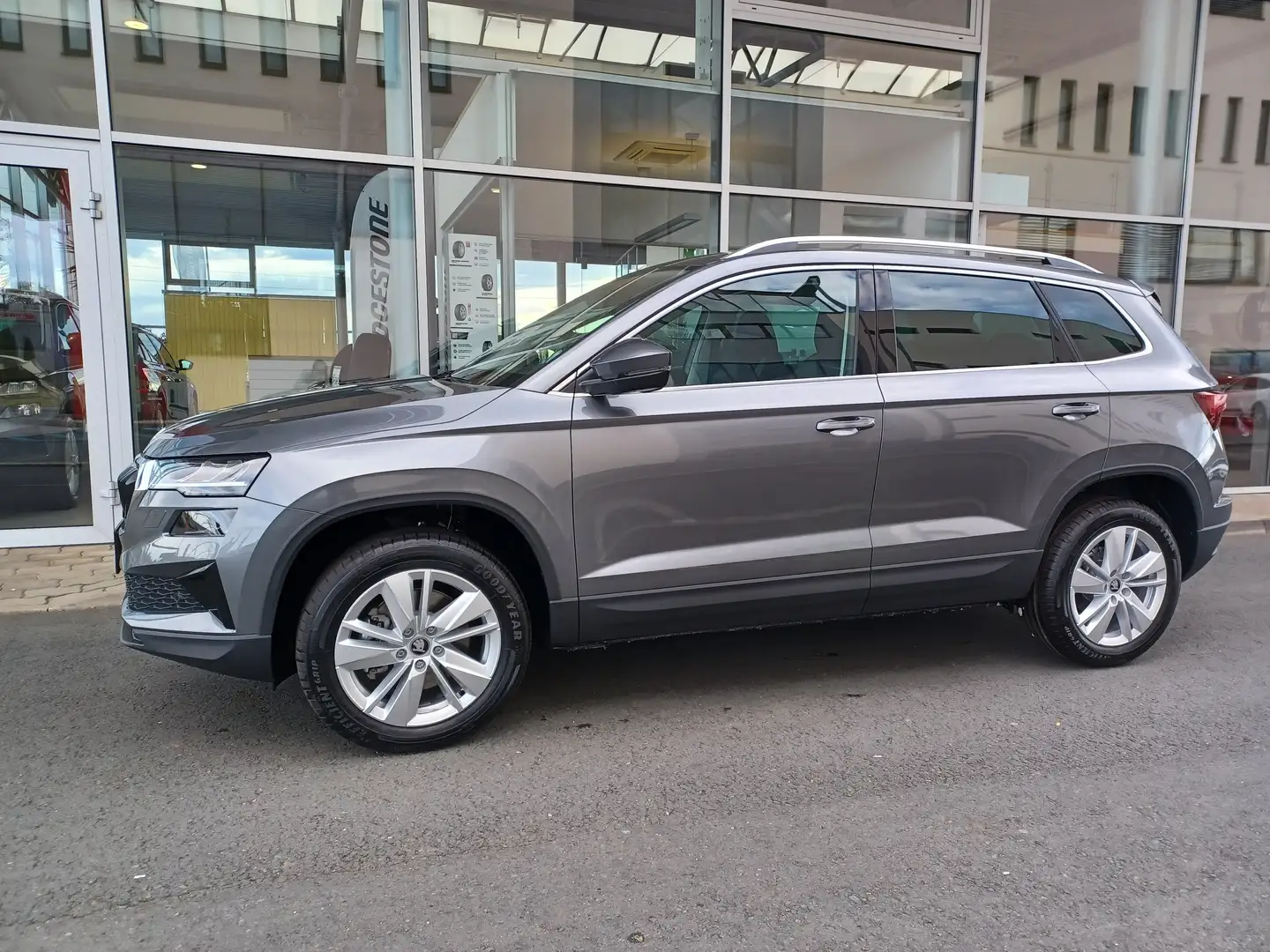 Skoda Karoq Selection Grau - 1