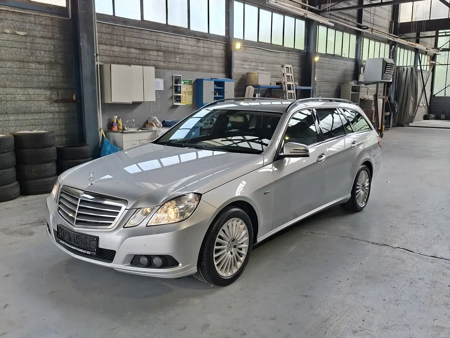 Mercedes-Benz E 200 CGI BlueEfficiency AHK/SHZ/wenig KM Silber - 2