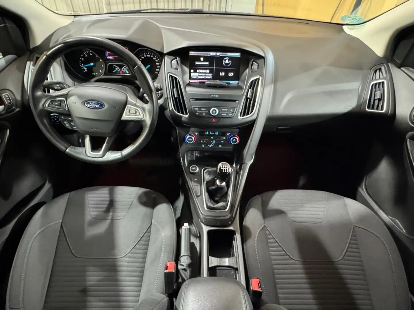 Ford Focus 1.5 Ecoboost Auto-S&S Business 150 Grijs - 2