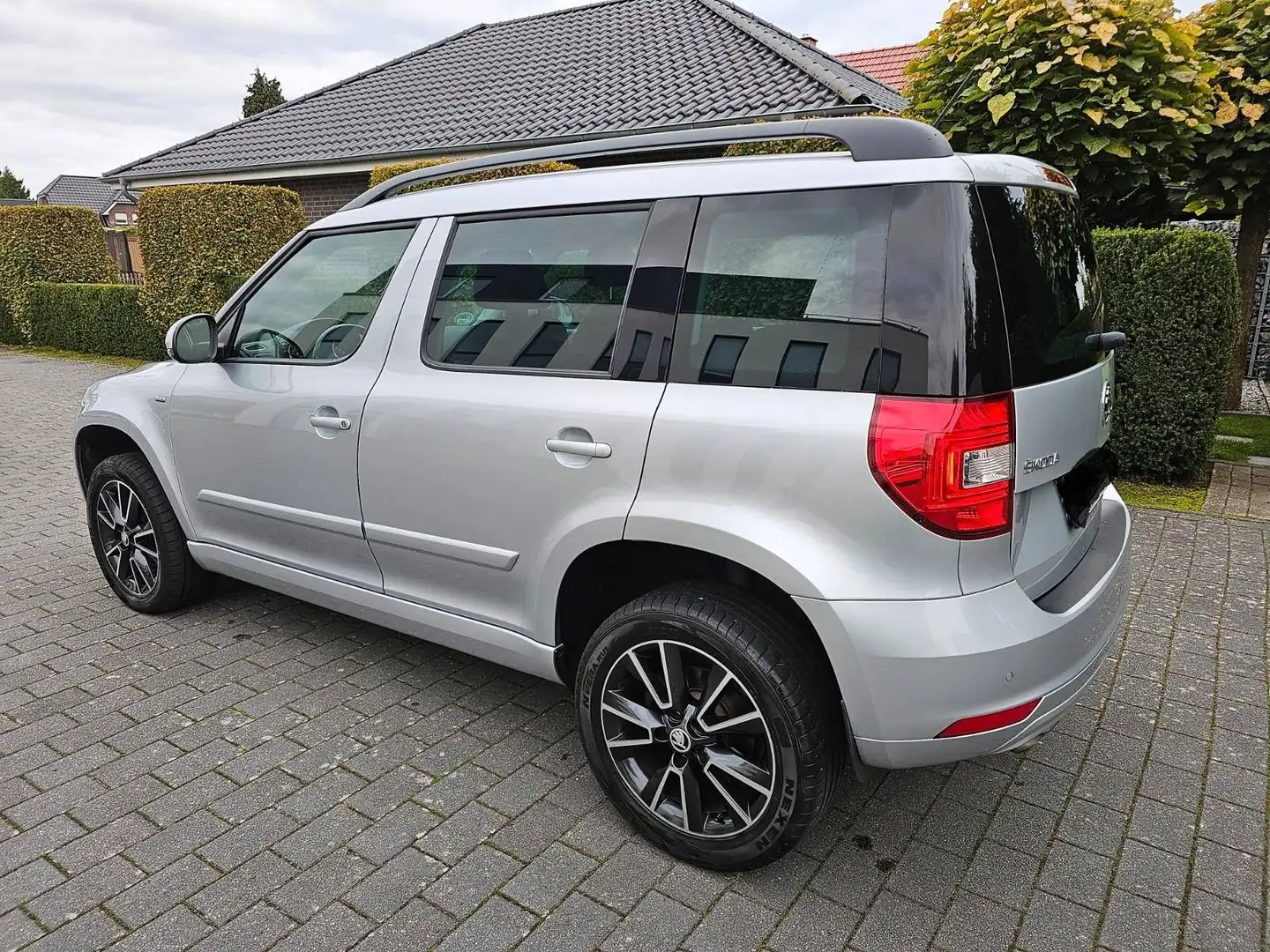 Skoda Yeti Yeti 4x4 Active 2,0 TDI BJ 2017 Silber - 1